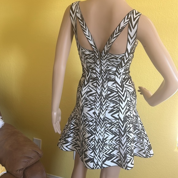 AUTHENTIC HERVE LEGER BODYCON MINI DRESS - Picture 3 of 7